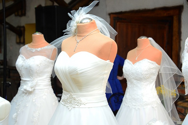 troje svatební šaty.jpg