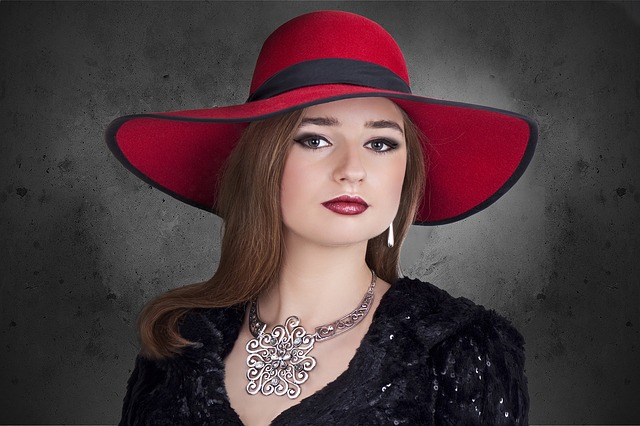 červený klobouk ženy