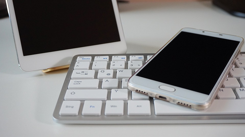mobil, klávesnice a tablet